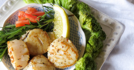Simple Seared Scallops with Lemon Rosemary Broccoli